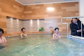 Ким Чен Ын заглянул в женскую баню и остался доволен