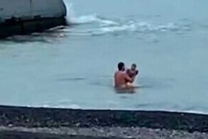 В Сочи отец года искупал малолетних детей в море и попал под проверку полиции