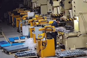 В Китае рабочему раздавило руку гидравлическим прессом