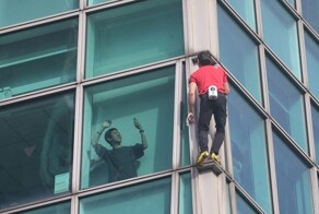 Скалолаз из США без страховки взобрался на 500-метровый небоскреб на Тайване