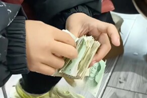 Китайский мальчик полгода копил деньги, чтобы порадовать маму