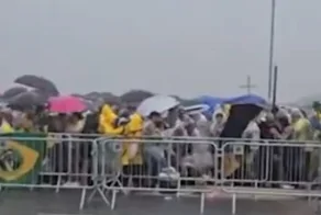 Молния ударила в толпу митингующих в Бразилии