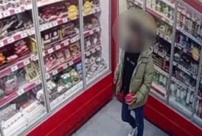 Мужчина украл сыр из магазина, чтобы потом продать его