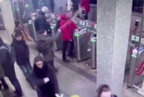 В метро Москвы мужчина распылил баллончик в лицо пассажиру