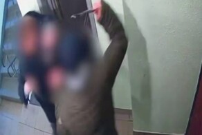 Мужчина ударил пожилую соседку, к которой часто приезжают интернет-заказы