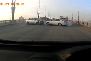 Массовое ДТП на метромосту в Омске