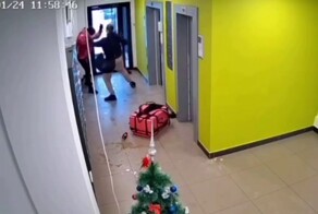 Мужчина подрался с курьером в подъезде