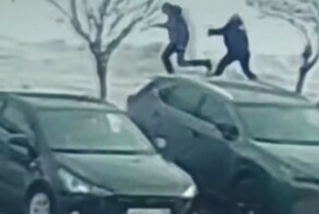 Мужчина выстрелил в охранника магазина из аэрозольного пистолета после кражи