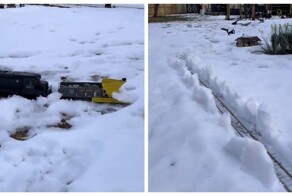 Игрушечный поезд расчищает себе путь