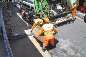 Диван, оставленный сушиться на тротуаре, приняли за мусор