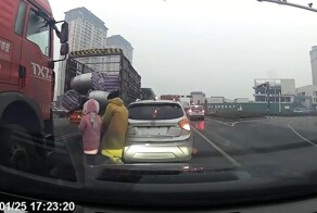 Китайская жесть. В миллиметре от трагедии