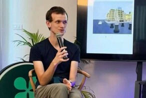 Криптомиллионер Виталик Бутерин выступил на публике в дырявых носках