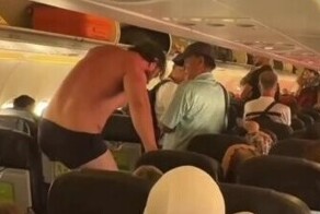 Во Вьетнаме полуголый русскоговорящий турист выпрыгнул из самолёта без трапа