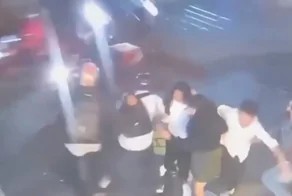 Пьяный водитель перелетел через разделительную полосу и протаранил ресторан, едва не сбив людей