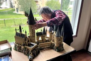 Китайская бабушка восстановила подвижность руки благодаря наборам LEGO