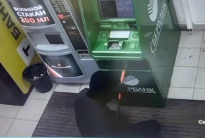 Неудачное «ограбление века»: банкомат устоял, вор ушёл ни с чем