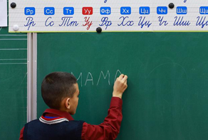 Без языка нет парты: Таджикистан отчитался о массовом возвращении школьников из России