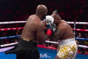 Американский боксер лишился парика во время боя