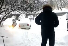 Бывший муж напал с ножом  на нового ухажера жены