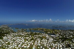 Белая кровля Бермуд: как дефицит пресной воды создал архитектурный символ