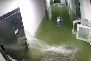 Мощный поток воды выбил металлическую дверь в хабаровском ЖК