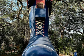 Сапог сказочной великанши на склоне Мумбаи