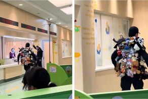 В Китае нашли охранника детской клиники, увешанного плюшевыми игрушками