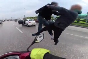 Мужчина устроил драку прямо на шоссе