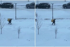 Курьер спешит к клиенту по сугробам