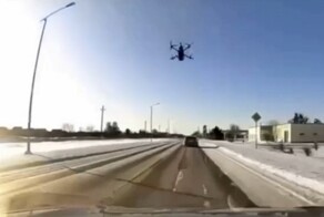 Дрон со взрывчаткой врезался в автомобиль