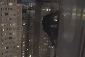 Российские школьники без страховок спускались с высоты 24-го этажа