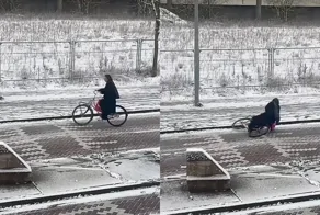 Парень на работе наблюдал падения велосипедистов и не смог удержаться от смеха