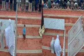 Девочки в мечети опрокинули ограждение, после чего сделали вид что молятся