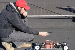 Инженер собрал самую быструю в мире радиоуправляемую машинку