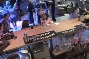 Посетитель бара разбил стакан о голову незнакомца, которого принял за своего приятеля