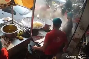 В Индии автомобиль влетел в палатку с уличной едой