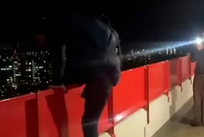 В Нидерландах экстремал исполнил прыжок с высоты более 50 метров перед глазами студентов