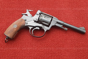 Револьвер против пистолета: почему НКВД носило Наганы до конца войны