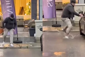 Мужчина попытался запрыгнуть в машину во время ливня в Турции