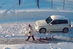 Женщина потеряла ребёнка, которого везла на снегокате