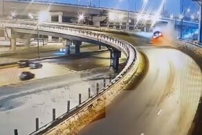 Улетел с эстакады МКАДа