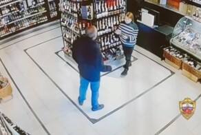 В Москве грабитель с ножом передумал нападать на продавщицу