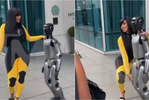 Карди Би проиграла в битве с роботом, для которого решила исполнить сексуальный танец