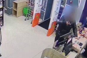Пьяный грабитель не смог дотянуться до кассы в магазине