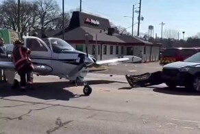 В США самолет задел машины во время экстренной посадки на дорогу