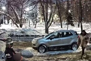 Бородатый эксгибиционист зашёл за женщиной в подъезд