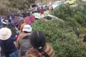 Жители Боливии вместе вытащили автомобиль из обрыва