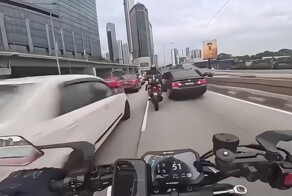 Ребёнок открыл дверь и подбил мотоциклистов