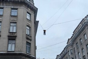 Дворник сорвался с крыши и повис на проводах