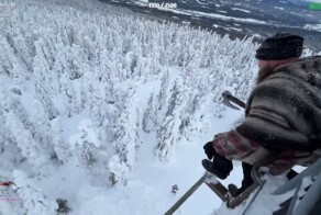 Норвежский блогер с топором прыгнул с 20-метровой высоты лицом в снег